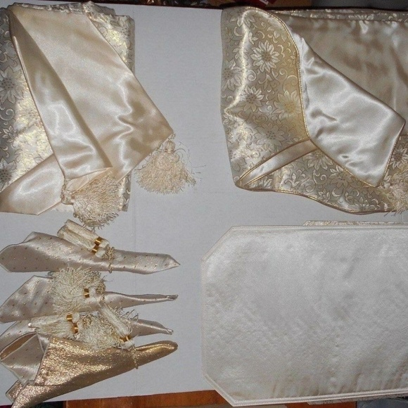 Rare Vintage 14 Piece Silky Satiny Decor Set - Picture 3 of 8